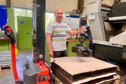 Uniflex-Geschäftsführer Alexander Binder demonstriert die neuen Hebehilfen. Uniflex-Geschäftsführer Alexander Binder demonstriert die neuen Hebehilfen.