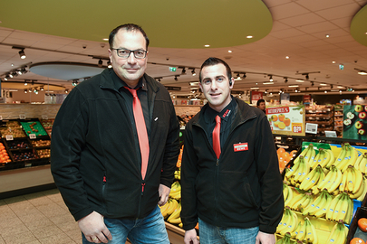 Gruppenbild der im Text genannten Personen im Rewe-Markt