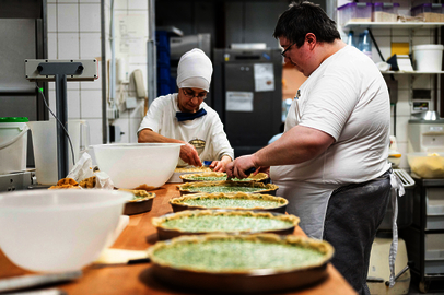 Handarbeit in Perfektion: Die Tartes sind alle gleich und fertig für den Ofen Die Tartes sind alle gleich und fertig für den Ofen