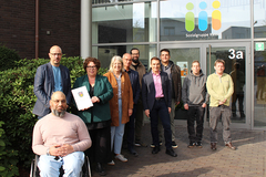 (v.l.): Mike Alband-Nau, Susanne Simmler, Ilona Friedrich, Dirk Becker, Sebastian Keiling, Dr. Norbert Wett, Regj Hisenaj, Bernd Köhler, Manuel Tepin und Ilmi Demiroski. (Foto: Stephan Zimmermann) Gruppenfoto von der Bescheidübergabe an die Pro Dokument gGmbH