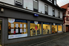 In der Büdinger Altstadt hat das Inklusionsunternehmen NICK gGmbH ein Lädchen mit gängige Marken des täglichen Bedarfs und Produkten regionaler Produzenten eröffnet. (Foto: Schottener Soziale Dienste gGmbH) Außenansicht des NICK-Ladens