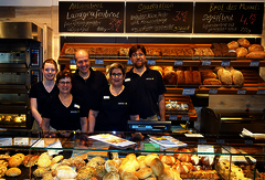 Das Team des Bäckereicafés in Wetzlar (v. l.): Leonie Bombeck, Elvira Mulch (Filialleiterin), Meinhard Rediske (Geschäftsführer Siebenkorn), Erika Storm (Verkaufsleiterin) und Marc Renninger   Foto: Siebenkorn GmbH