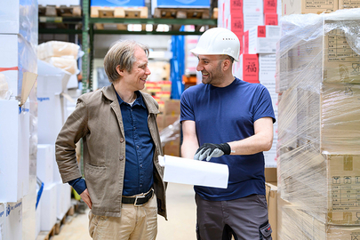 Ein Jobcoach ist für alle da: Önder Yilmaz (r.) mit Chef Tönnies Katz (Fotos: Salome Roessler) Ein Jobcoach ist für alle da: Önder Yilmaz (r.) mit Chef Tönnies Katz (Fotos: Salome Roessler)