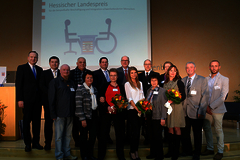 Die Preisträger des Hessischen Landespreises 2016 - Rechtsanwalt Dr. Ingo Friedrich, Globus SB-Markt Limburg, RS Components - mit Staatsminister Stefan Grüttner, dem Landrat des Landkreises Offenbach, Oliver Quilling, und Boris Berner, Vorstand ProArbeit. (Foto: HMSI)