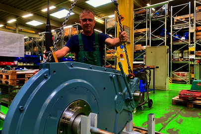 Steffen Klose, Monteur bei OMS, baut schwere Getriebeteile für Rolltreppen zusammen. (Alle Fotos: Christina Hein) Steffen Klose, Monteur bei OMS, beim Zusammenbau schwerer Getriebeteile für Rolltreppen. (Alle Fotos: Christina Hein)