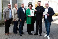 Gruppenfoto von der Bescheidübergabe