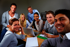 Personal. Fachkräfte. Diversity. – Inklusion in Ausbildung & Beruf (Foto: fotolia) Gruppenbild von Personen, die lächelnd in die Kamera schauen