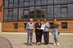 (v.l.): Miloš Vaner (Geschäftsführer), LWV-Landesdirektorin Susanne Simmler, Bettina Brandt (Werkstattleiterin Hofgemeinschaft für heilende Arbeit e.V.) und Annika Polauer (Verwaltung). Foto: Hofgut Friedelhausen Gruppenfoto von der Übergabe des Förderbescheids