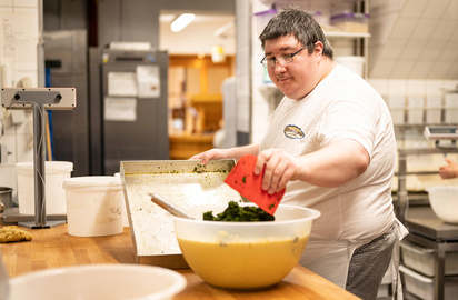 Ein Händchen fürs Backen: Marc Mölkner hat die Chance auf seinen Wunschberuf genutzt. (Fotos: Salome Roessler) Marc Mölkner beim Backen von Tartes