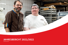Inhaber Klaus Denninger (links) und Marc Mölkner (rechts) in der Backstube der Denninger Mühlenbäckerei in Frankfurt am Main (Foto: Salome Roessler) Titelbild des Jahresberichts 2021/2022 mit Klaus Denninger und Marc Mölkner in der Backstube