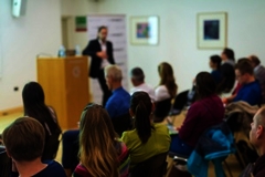 Der VdK Hessen-Thüringen und das LWV Hessen Integrationsamt bieten 2022 wieder sechs Fachtagungen für betriebliche Integrationsteams an. (Foto: Depositphotos) Eine Person lehnt an einem Rednerpult und hält einen Vortrag.