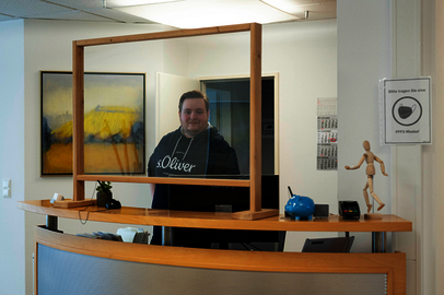 Johannes Wieland am Tresen seiner Praxis