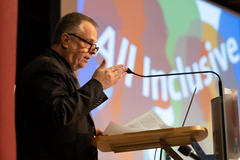 Der Leiter des hessischen Integrationsamtes, Thomas Niermann, eröffnete die Fachtagung 2018 in Friedberg. (Foto: Rolf K. Wegst) Thomas Niermann, Leiter des hessischen Integrationsamtes, am Mikrophon zur Eröffnung.