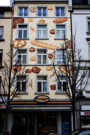 Gebäck und Brot auch von außen Gebäck und Brot zieren die Fassade