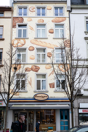 Gebäck und Brot zieren die Fassade