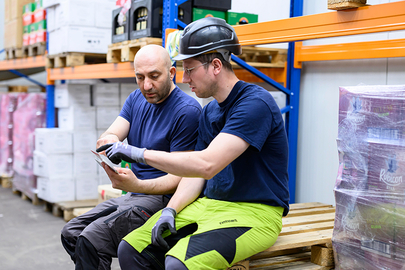 Vertrauensvoller Zuhörer: Der Jobcoach vermittelt, moderiert Gespräche und regt individuelle Lösungen an. Vertrauensvoller Zuhörer: Der Jobcoach vermittelt, moderiert Gespräche und regt individuelle Lösungen an.