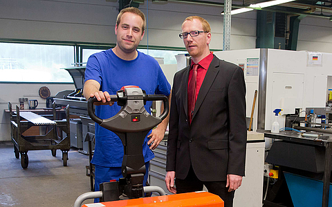 Stephan Schäfer mit seinem Betriebsleiter in der Schraubenfabrik