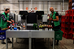 Mitarbeiter in der Leergutrücknahme (Foto: Globus) Mitarbeiter in der Leergutrücknahme (Foto: Globus)