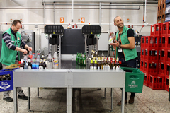 Mitarbeiter in der Leergutrücknahme (Foto: Globus)