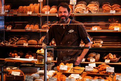 Klaus Denninger hinter der Ladentheke seiner Bäckerei Klaus Denninger hinter der Ladentheke seiner Bäckerei