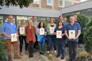 Auf dem Foto: Heike Barth, Integrationsfachdienst Wiesbaden (3.v.l.), Wolfgang Paul, LWV Hessen Integrationsamt (hinten 2.v.r.) mit den Teilnehmenden nach der Übergabe der Abschlusszertifikate zum Teilhabe-Experten (Foto: Cathrin Ziegler)