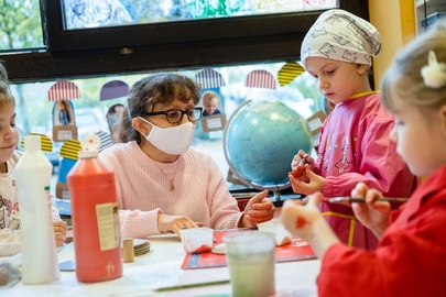 Marianne Marks mit Kindern beim Basteln