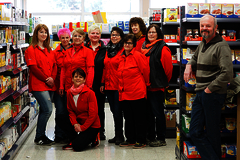 Mitarbeiterinnen des Nahkauf-Ladens in Niederhone mit Rolf Eckhardt, Geschäftsführer Stellenwert GmbH.         Foto: Kristin Weber/Stellenwert