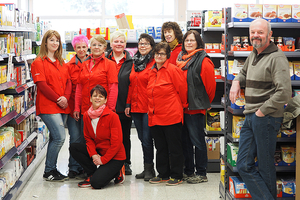 Mitarbeiterinnen des Nahkauf-Ladens in Niederhone mit Rolf Eckhardt, Geschäftsführer Stellenwert GmbH.         Foto: Kristin Weber/Stellenwert