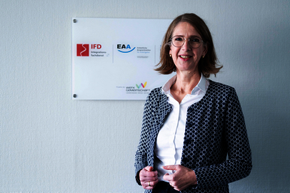 Susanne Tölzel vor einem Schild der EAA Wiesbaden