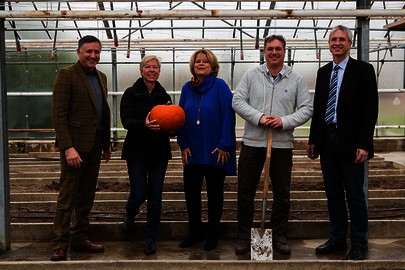 Im Gewächshaus: DBS-Geschäftsführer Dr. Ries, Kathrin Kressel, Manuela Kisker, Michael Reimann, Ralf Geßner (v.l.) Gruppenbild im Gewächshaus