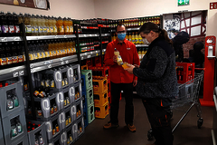 Ein Mitarbeiter im Gespräch mit einem Kunden