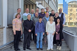 Auf dem Foto: Gudrun Dörken, im Integrationsamt verantwortlich für Jobcoaching (vorne, 1.v.l.), Thomas Niermann (2.v.l.), die Leiter der Weiterbildung, Harald Trees (3.v.l.) und Thorsten Hirsch (obere Reihe 1.v.r.) mit den Teilnehmenden nach der Übergabe der Abschlusszertifikate zum Jobcoach (AP). (Foto: Marc Oliver Gutzeit)