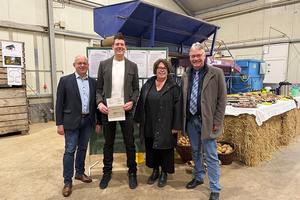 Gruppenfoto von der Bescheidübergabe