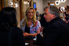 BIH-Vorstandsmitglied und Leiter des LWV Hessen Integrationsamtes Thomas Niermann im Austausch mit anderen Teilnehmenden der Zukunftswerkstatt in Leipzig. (Foto: Rupert Oberhäuser) Zwei weibliche Personen und eine männliche Person unterhalten sich an einem Stehtisch.