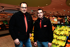 Dennis Steinbrecher mit seinem Chef im Lebensmittelmarkt