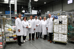 Übergabe des Bewilligungsbescheids: BWMK-Geschäftsführende, LWV-Landesdirektorin, Landrat sowie Projekt- und Produktionsleitern (Foto: Dorothee Müller) Gruppenfoto von der Bescheidübergabe mit BWMK-Geschäftsführern, LWV-Landesdirektorin, Landrat sowie Projekt- und Produktionsleitern