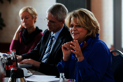 Kathrin Kressel (LWV), Ralf Geßner (LWV) und Manuela Kisker (FAF) (v. l.) bei der DBS gGmbH in Wiesbaden. Gruppenbild vom Jahresgespräch bei der DBS