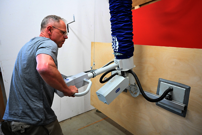 Thorsten Werner demonstriert die neue Hebehilfe.