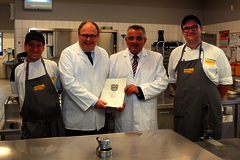 Übergabe des Bewilligun Übergabe des Bewilligungsbescheides in der nach modernsten Standards umgebauten Großküche: (v.li.) Sebastian Herentin (dienstältester Mitarbeiter der WeBeG), LVW-Landesdirektor Uwe Brückmann, WeBeG-Geschäftsführer Gerd Hoßbach und Küchenchef Sven Hoberock. (Foto: Winter)