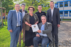 Gruppenfoto von der Bescheidübergabe