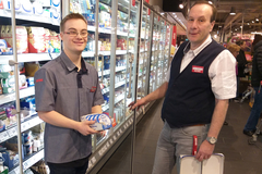Fynn-Joshua Lach mit Marktleiter Matthias Seibert beim Arbeiten (Foto: Anja Krauskopf) Fynn-Joshua Lach mit Marktleiter Matthias Seibert beim Arbeiten (Foto: Anja Krauskopf)