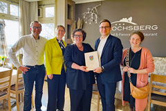 Übergabe des Bewilligungsbescheids mit (v.li.) WeBeG-Betriebsleiter Nikos Gaßmann, Landrätin Nicole Rathgeber, LWV-Landesdirektorin Susanne Simmler, Geschäftsführer Georg Forchmann und Landtagsabgeordnete Karina Fissmann. (Foto: Lars Winter) Gruppenfoto von der Übergabe des Bewilligungsbescheids