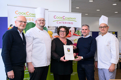 LWV-Landesdirektorin Susanne Simmler (Mitte) bei der Übergabe des Bewilligungsbescheids an (v.l.) Cook Company-Projektleiter Holger Moeller, Küchenleiter Eric Becker, Geschäftsführer Andreas Schadt, stellv. Küchenl. C. Becker (Foto: Salome Roessler) Susanne Simmler und Holger Moeller halten den Bewilligungsbescheid, drumherum Geschäftsführer und Küchenchefs