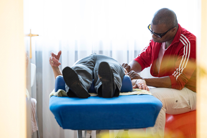 Elliot Young bei der Behandlung eines Patienten