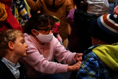 Marianne Marks beim Anziehen der Kinder