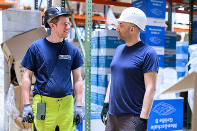 Herausfinden, wo es hakt: Müller (l.) und sein Jobcoach tauschen über die Arbeitsprozesse auf Augenhöhe aus. Herausfinden, wo es hakt: Müller (l.) und sein Jobcoach tauschen über die Arbeitsprozesse auf Augenhöhe aus.