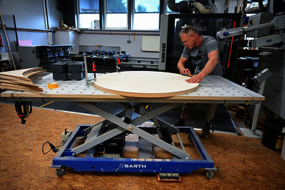 Der höhenverstellbare Arbeitstisch erleichtert die Arbeit.