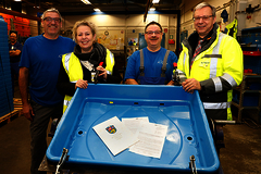 Übergabe des Bewilligungsbescheids (v.l.): Fraport-Beschäftigter Franzisco Sanchez, LWV-Landesdirektorin Susanne Selbert, Fraport-Beschäftigter Salvatore Cavallo und Michael Müller, Arbeitsdirektor der Fraport AG Gruppenfoto von der Übergabe