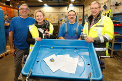 Übergabe des Bewilligungsbescheids (v.l.): Fraport-Beschäftigter Franzisco Sanchez, LWV-Landesdirektorin Susanne Selbert, Fraport-Beschäftigter Salvatore Cavallo und Michael Müller, Arbeitsdirektor der Fraport AG Gruppenfoto von der Übergabe