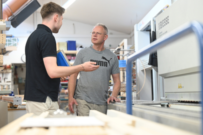 Nils Görner, LWV Hessen Integrationsamt, vor Ort im Gespräch mit Thorsten Werner (Alle Fotos: Uwe Zucchi)